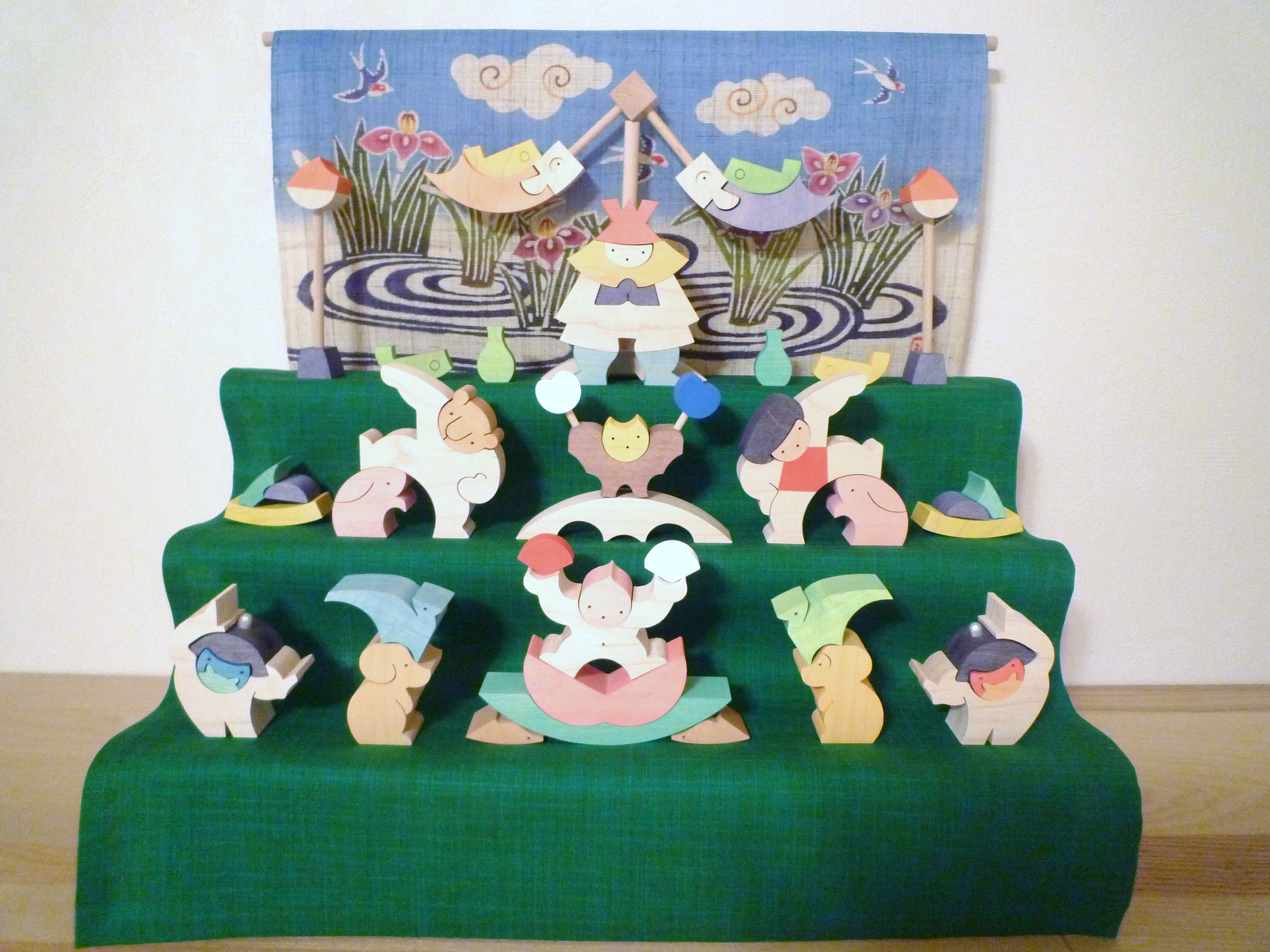 木の五月人形（段飾り）と鯉のぼり：初節句 | AGRI CAFE COMODO（アグリカフェコモド）